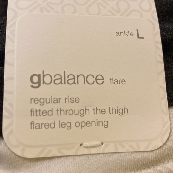GapFit Women’s Athletic gbalance flare, regular rise, fitted through the… - Picture 10 of 10